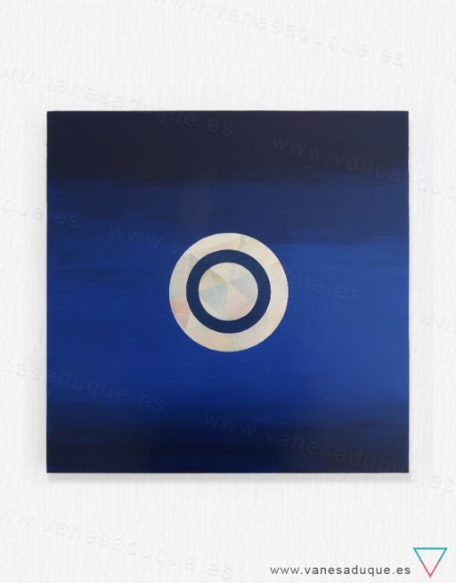 Fotografía del cuadro completo de frente sobre pared blanco. Cuadro «Luna caleidoscópica sobre cielo añil», 50x50cm de canto grueso.